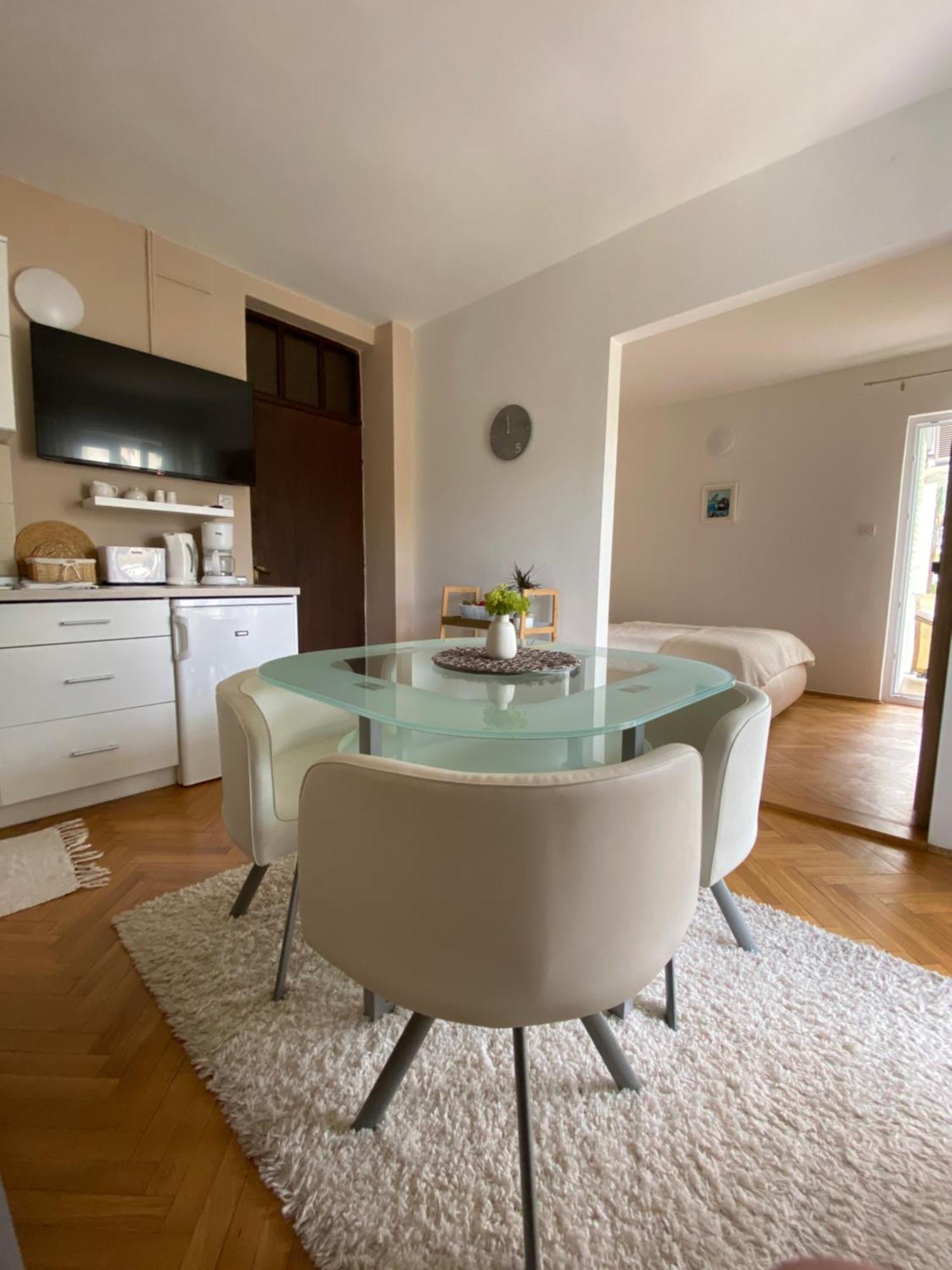 Apartments Flora 2 Banjol Екстериор снимка