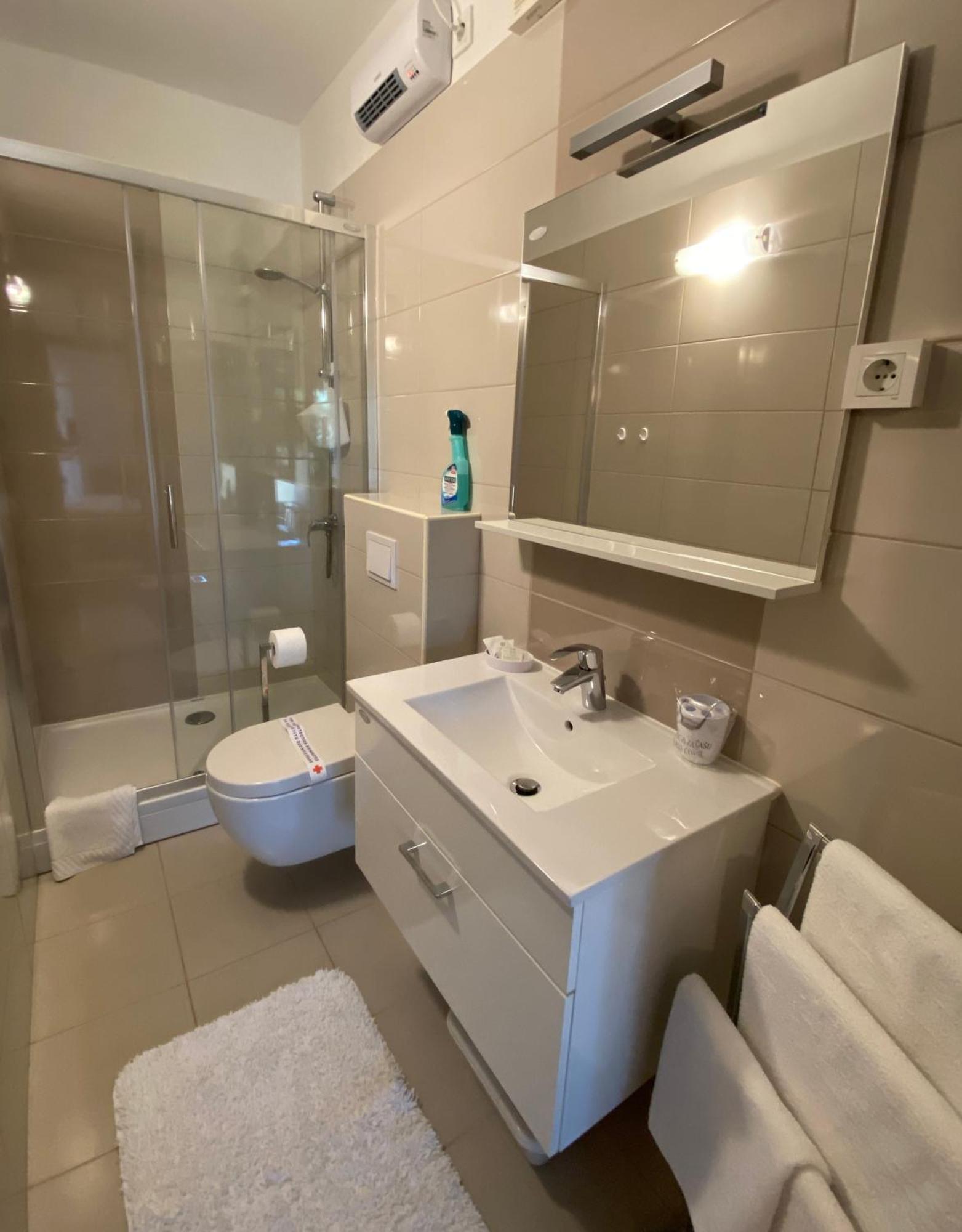 Apartments Flora 2 Banjol Екстериор снимка